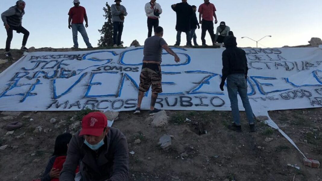 Los migrantes venezolanos en Ciudad Juárez han improvisado señales solicitud de ayuda. Foto cortesía