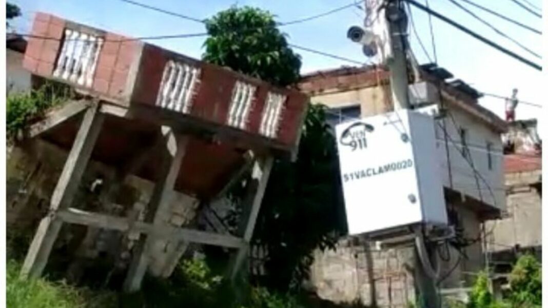 Circuló en redes sociales un video en el que se aprecia el momento en el cual se desploma una vivienda en La Guaira. Foto. Captura de