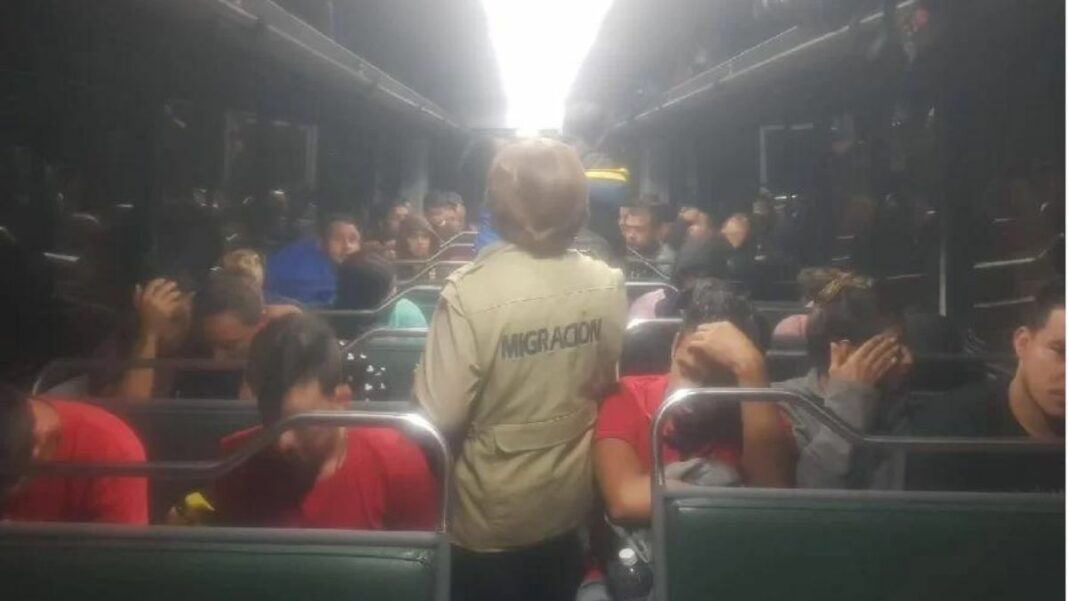 Los agentes de la Policía Nacional Civil de Guatemala localizaron a 111 migrantes que viajaban a bordo de dos buses, en su mayoría venezolanos.