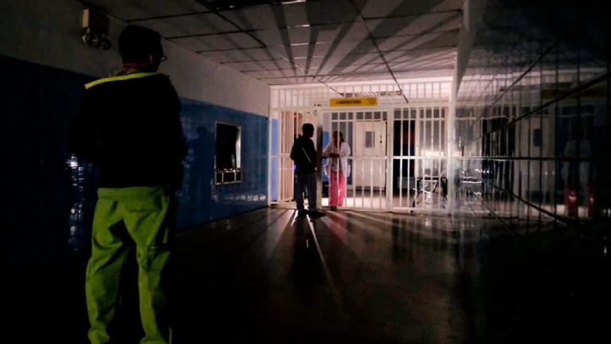 Las fallas en los servicios como la electricidad afectan el funcionamiento de los hospitales. Foto referencial