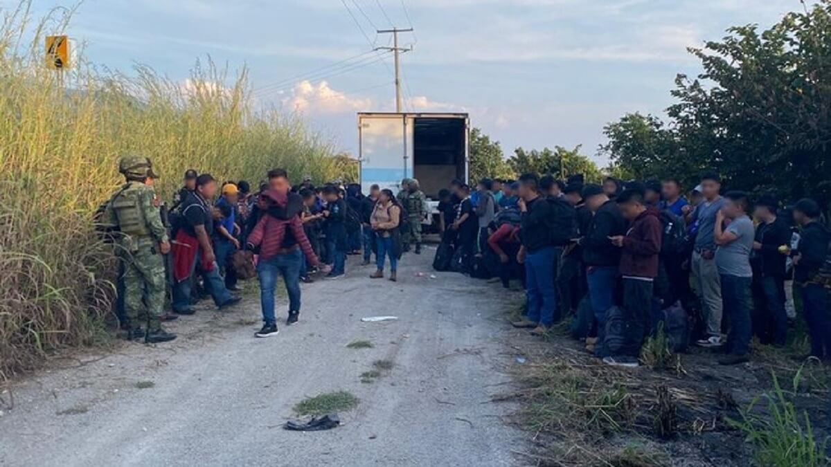 Los 82 migrantes estaban en la parte trasera de un camión. Foto cortesía