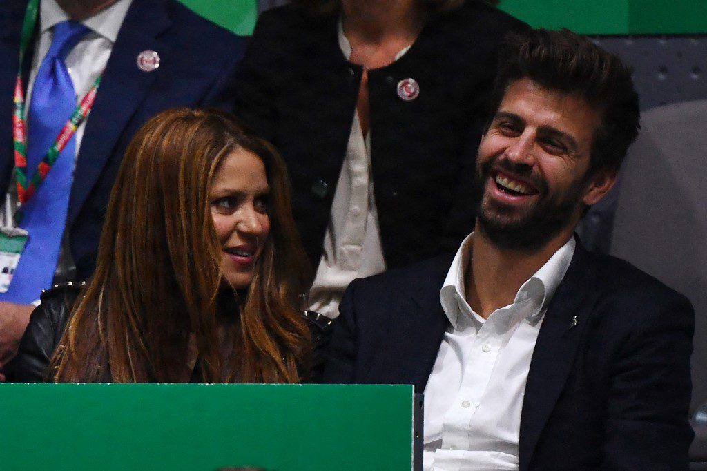 Al parecer Shakira y Piqué intercambiaron señas. Foto AFP