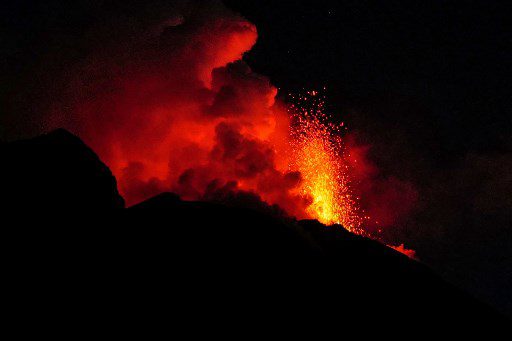 Esta fotografía tomada el 12 de septiembre de 2022 muestra la erupción del volcán Stromboli, en la isla de Stromboli.