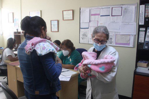 La odontóloga venezolana y fundadora de la Fundación Innocens Cecilia Bernardoni, sostiene a un bebé durante una cita médica
