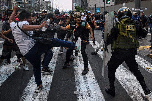 Partidarios del expresidente peruano Pedro Castillo chocan con la policía antidisturbios durante una manifestación exigiendo su liberación y el cierre del Congreso peruano en Lima el 9 de diciembre de 2022.