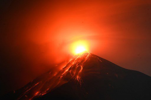 El volcán de Fuego, visto desde Alotenango, municipio del departamento de Sacatepéquez a 65 kilómetros al suroeste de Ciudad de Guatemala, entra en erupción el 11 de diciembre de 2022.