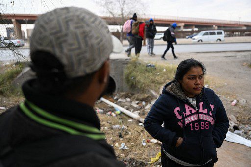Karen Colina, una migrante de Venezuela, habla durante una entrevista mientras espera que se levante el Título 42 en Ciudad Juárez