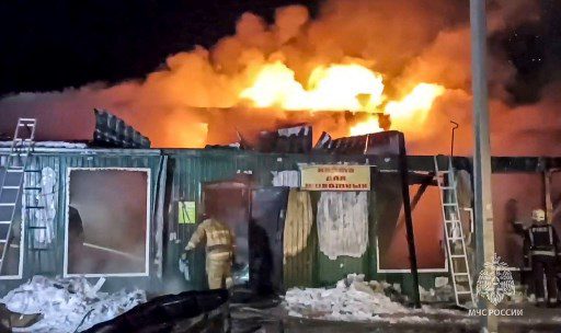 Un incendio estalló durante la noche en un hogar de ancianos privado en la ciudad siberiana de Kemerovo, matando a 20 personas, dijeron los servicios de emergencia de Rusia el 24 de diciembre de 2022. Foto. AFP