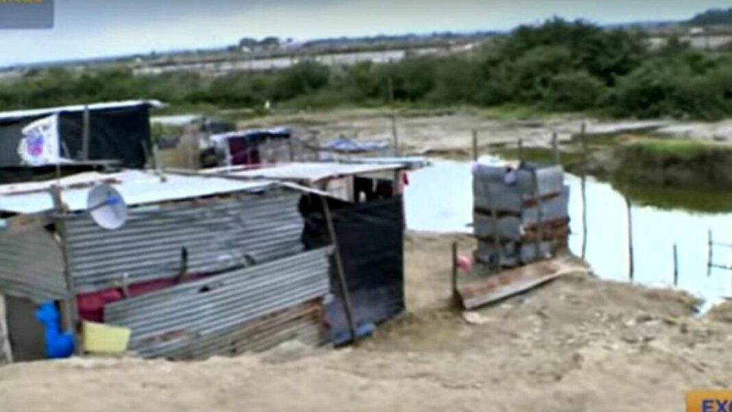 Sin electricidad, ni agua, con casas de latón y madera 65 familias venezolanas se asentaron en Perú