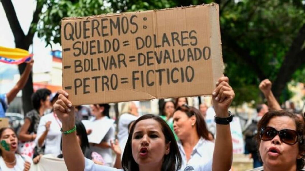 Desde hace meses, los venezolanos piden sueldos en dólares. Foto referencial