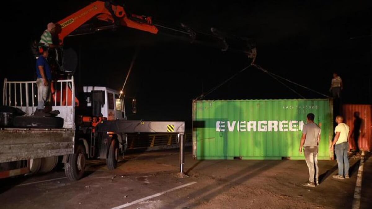 Los contenedores están siendo retirados por trabajadores. Foto cortesía
