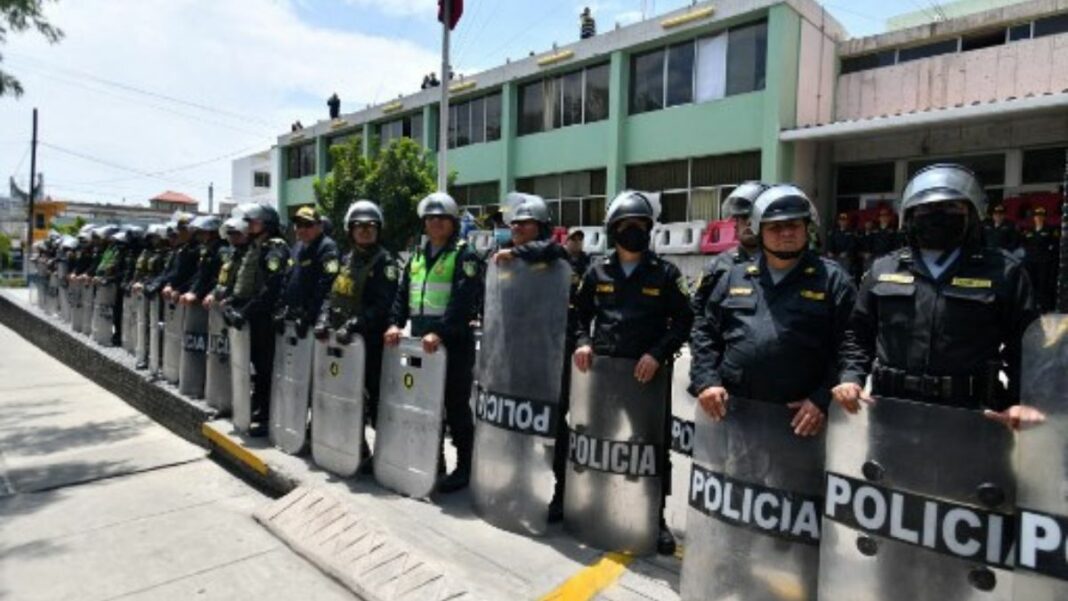 Instituciones son resguardadas y aseguradas por policías tras la declaratoria de emergencia nacional realizada por el nuevo Gobierno de Perú en Arequipa, Perú, el 14 de diciembre de 2022.> El expresidente peruano Pedro Castillo, acusado de 