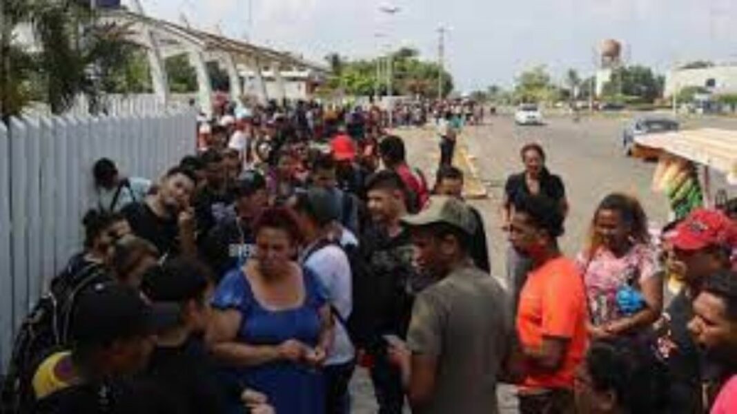 Hay miles de migrantes, entre ellos venezolanos. que esperan cruzar hacia Estados Unidos.