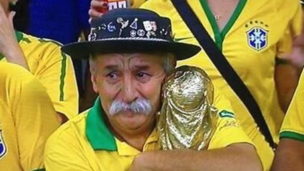 La fanaticada llora la eliminación de Brasil. 
