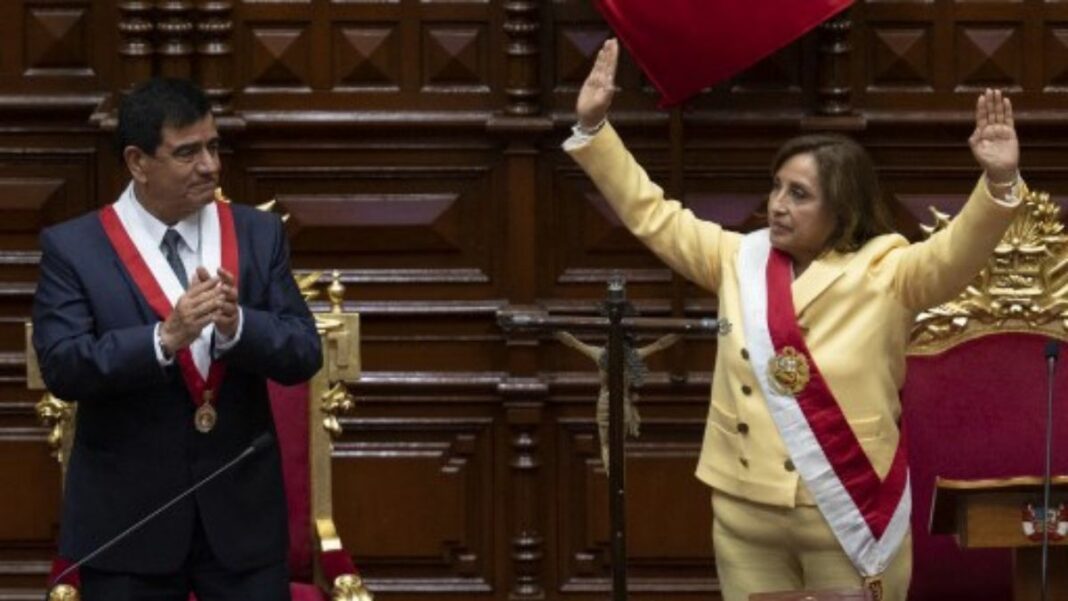 Boluarte rechazó “la decisión de Pedro Castillo de perpetrar el quiebre del orden constitucional con el cierre del Congreso”. Foto: AFP