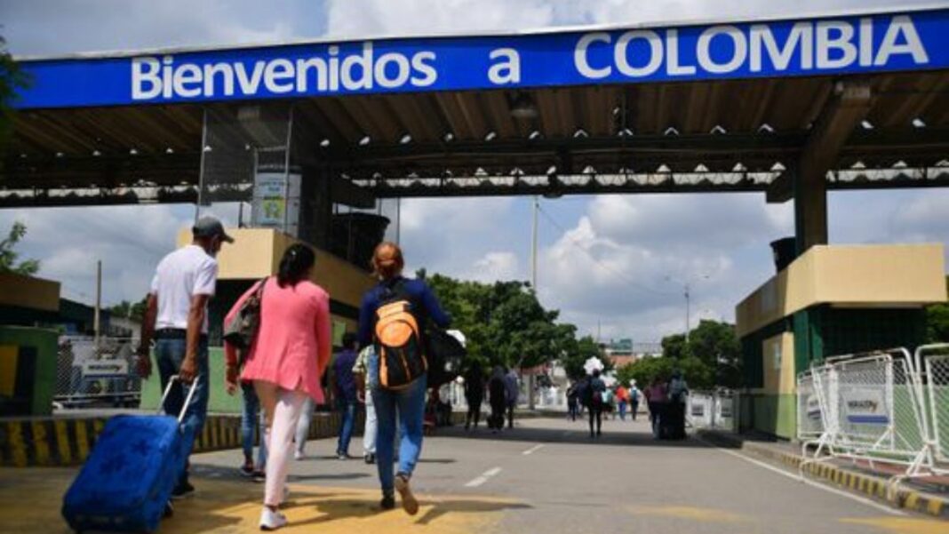 En Colombia que muchos migrantes venezolanos reciben tratos discriminatorios y xenofóbicos en los ámbitos laboral, educativo y social.
