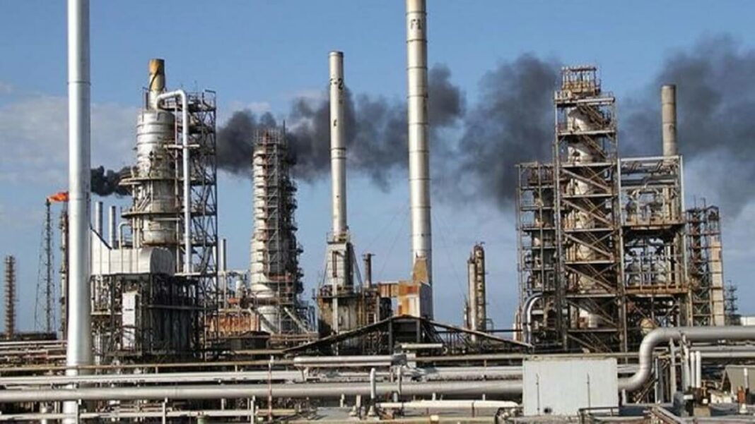 La refinería Cardón tiene capacidad para producir 45.000 barriles de gasolina. Foto referencial