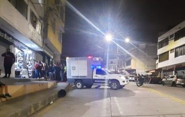 Al interior de una peluquería quedó el cuerpo sin vida del venezolano que fue masacrado por dos sujetos.
