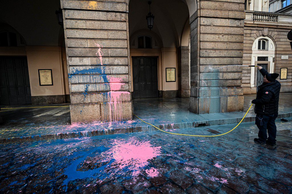 Arrojan pintura a la entrada de La Scala de Milán