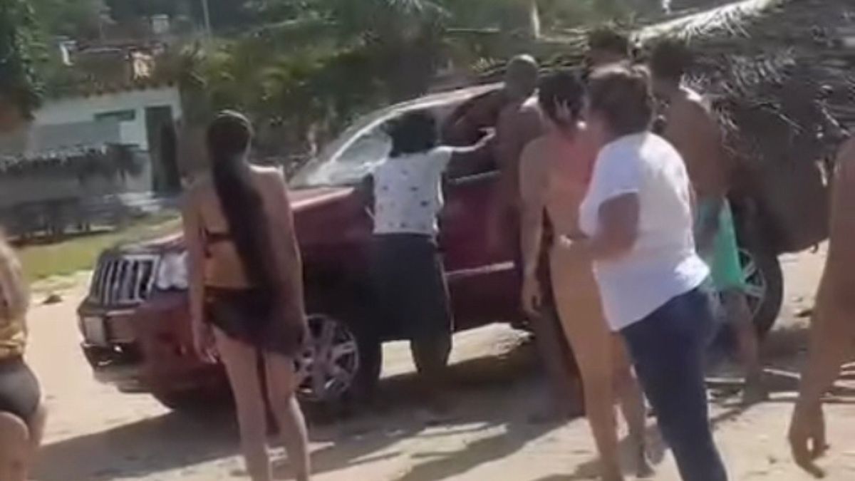 Casi linchan a un sujeto por arrollar a una mujer en playa Panty.