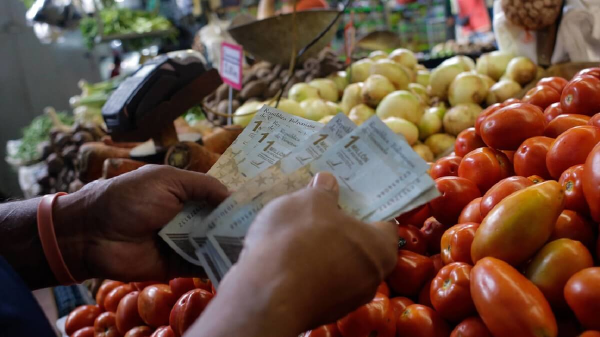Según el OVF a causa de la inflación se necesitan al menos 150 salarios mínimos para pagar el costo de la canasta alimentaria. Foto referencial
