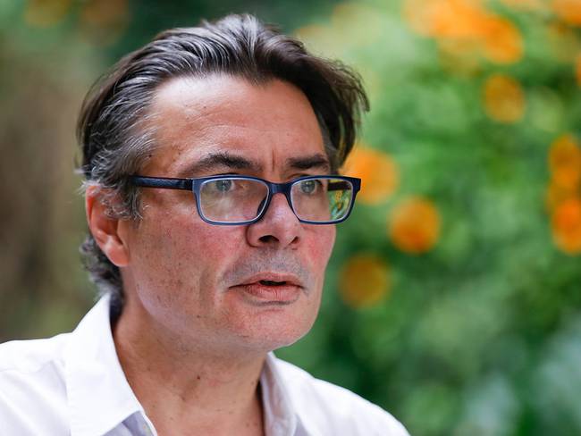 Ministro de Educación colombiano en contra de reformas a la salud petrista