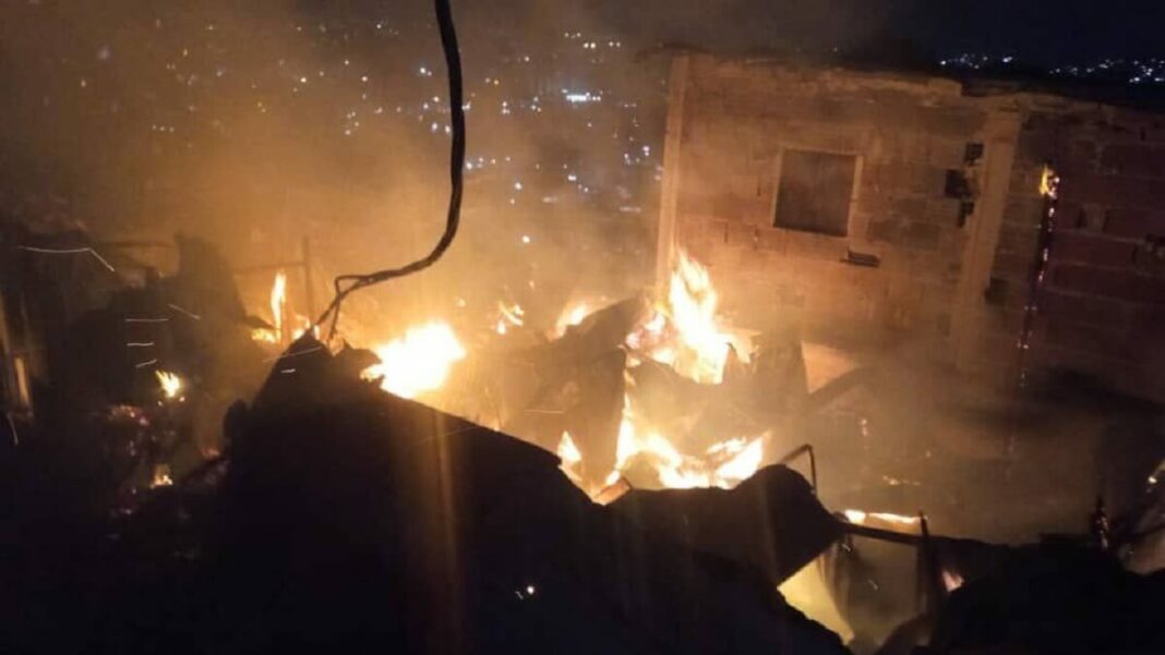 Las llamas y la gran humareda causó miedo entre los residentes del Barrio Sucre. Foto cortesía