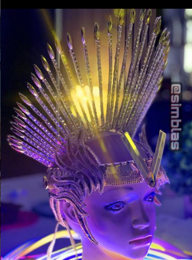 El tocado que usa Amanda Dudamel para el traje de fantasía. Foto Instagram
