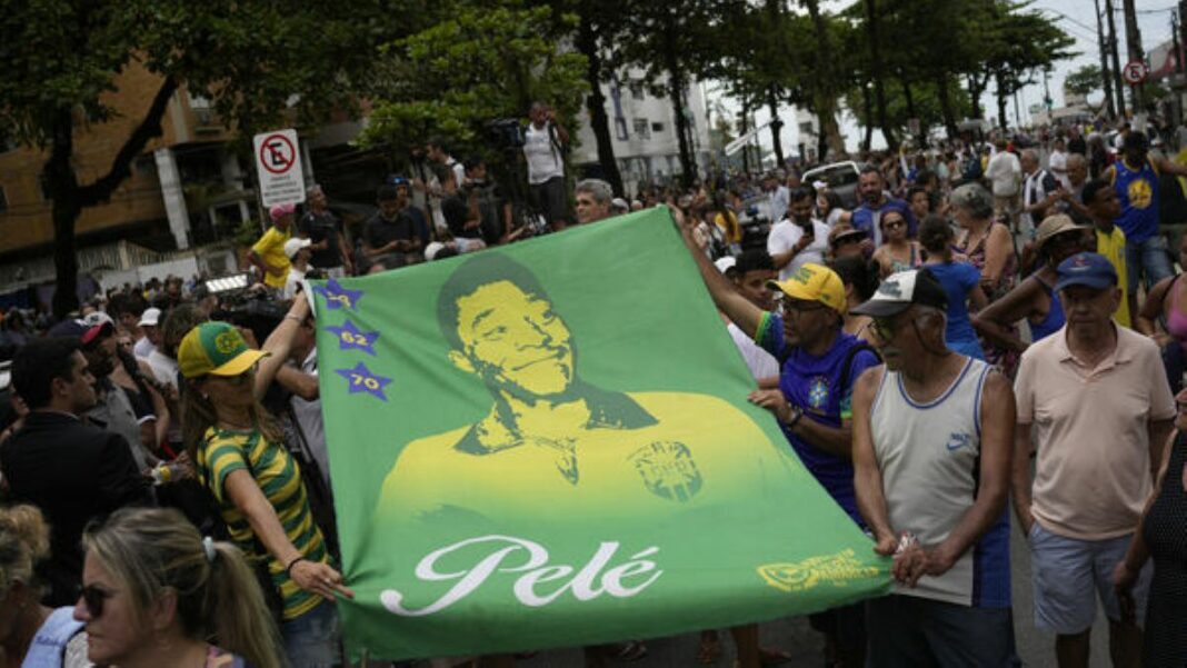 Procesión con restos de Pelé por la ciudad de Santos
