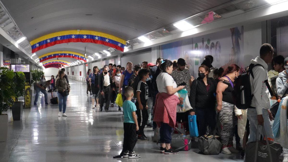 Venezolanos regresan al país
