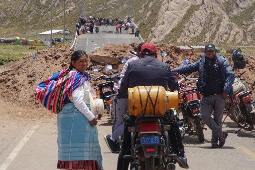 El paro, vigente en varias regiones de Perú, ha afectado la distribución y ha provocado escasez de combustible, gas, agua y alimentos en varias ciudades del sureste del país.