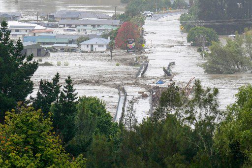 Una foto aérea tomada el 14 de febrero de 2023 muestra el puente Waiohiki y sus alrededores inundados por el río Tutaekuri después de que el ciclón Gabrielle tocara tierra cerca de la ciudad de Napier.