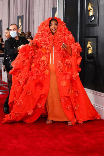 Lizzo a su llegada a la alfombra roja de los Grammy. Foto AFP