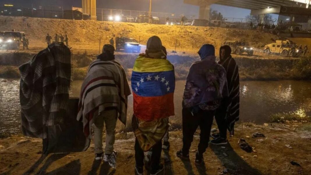 Migrantes venezolanos se llevaron por un rumor y se entregaron a la Patrulla Fronteriza.