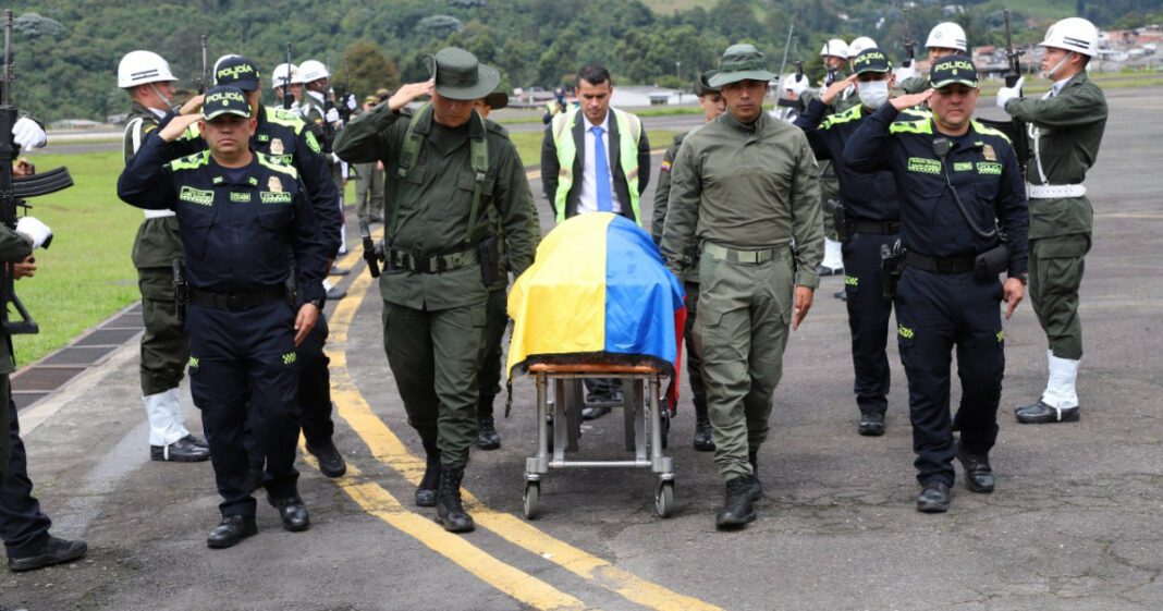 Criminales violentan ataúd donde llevaban a un policía asesinado en el Catatumbo