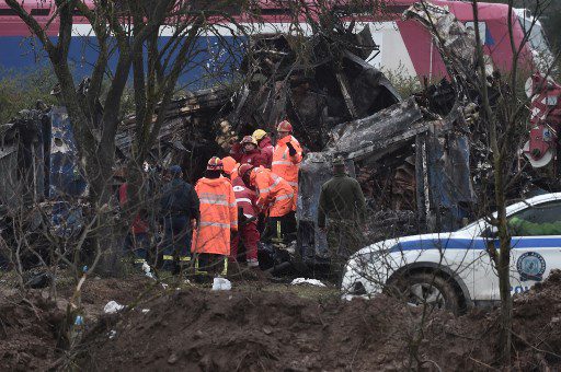 Los miembros del equipo de emergencia buscan entre los escombros de los vagones después de que una colisión frontal de un tren de carga con un tren de pasajeros que transportaba a más de 350 personas mató a decenas de personas