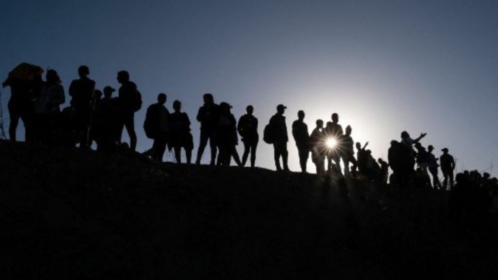 Avalancha de migrantes se entregan a la Patrulla Fronteriza. F
