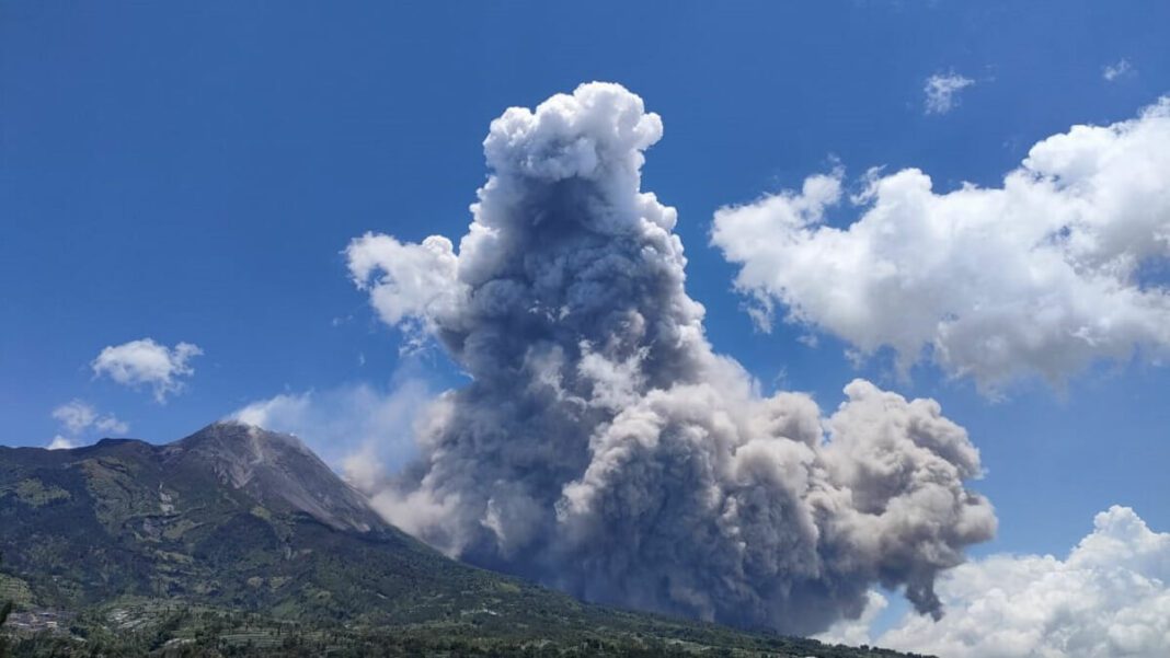 El monte Merapi entró en erupción provocando una nube de ceniza. Foto cortesía