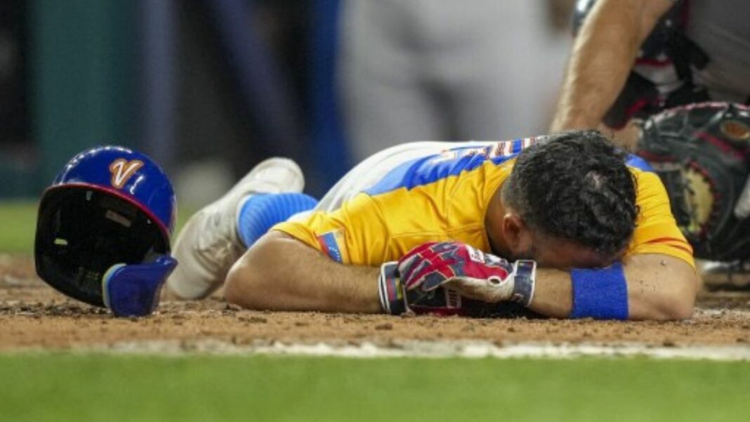 José Altuve # 27 de Venezuela yace en el suelo después de ser golpeado por un lanzamiento durante la quinta entrada durante un juego de cuartos de final del Clásico Mundial de Béisbol 2023 contra Estados Unidos