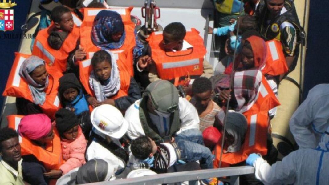 Italia desplegó operativo para rescatar a migrantes a la deriva en el mediterráneo
