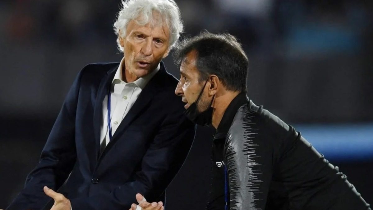 Pekerman dialoga con Batista en un partido ante Uruguay, en Montevideo. ¿Lo sucederá en el cargo? / Foto; Reuters (Pablo Porciuncula)