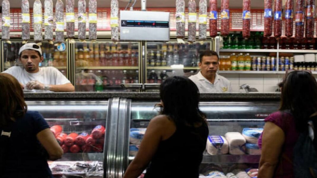 Los patrones de consumo de los venezolanos se establecen por los precios de los alimentos. Foto referencial