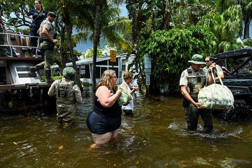 Policía de Florida prestó apoyo para desalojar a los habitantes de zonas afectadas.