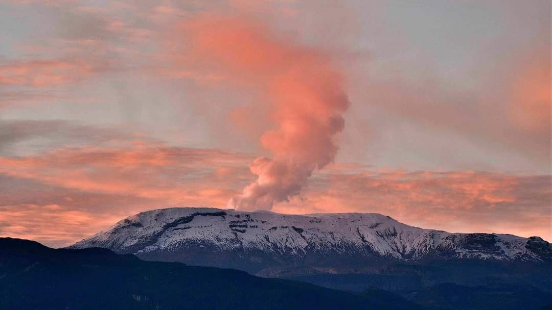 ¡PELIGRO INMINENTE! Empezó la ERUPCIÓN del volcán Nevado del Ruiz (+ Videos)
