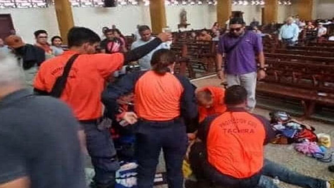 Los funcionarios de Protección Civil Táchira prestaron atención al sexagenario. Foto cortesía