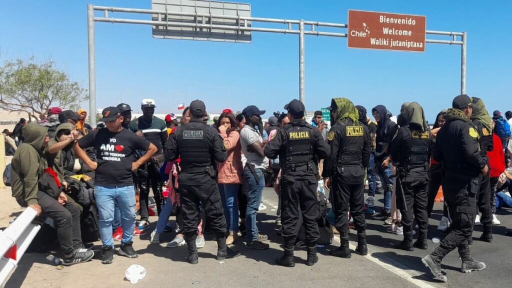 Un centenar de policías peruanos impidieron el paso a los migrantes. Foto cortesía
