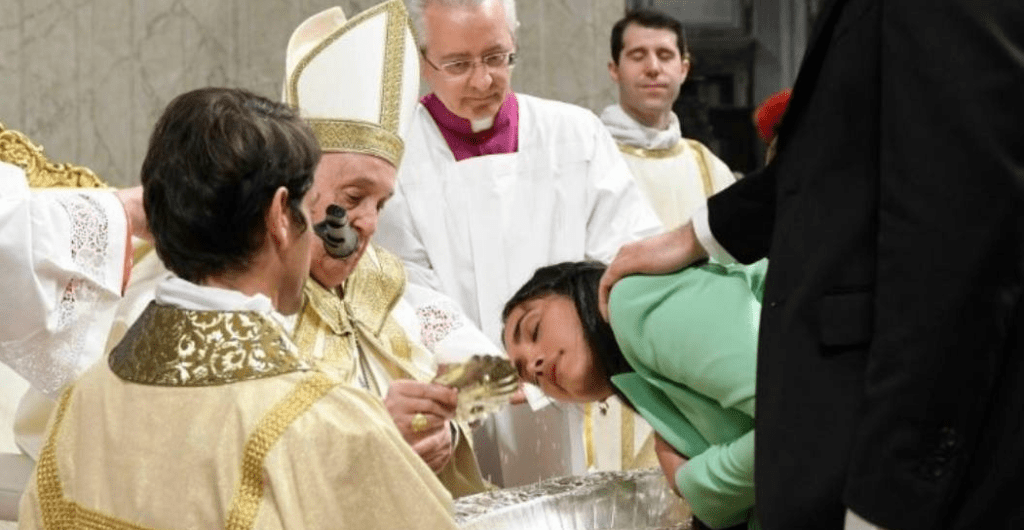 Biliannis al momento de recibir el sacramento de parte del Papa. Cortesía Noticias al minuto