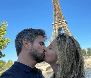 Daniela Álvarez y su novio en París. Foto Instagram