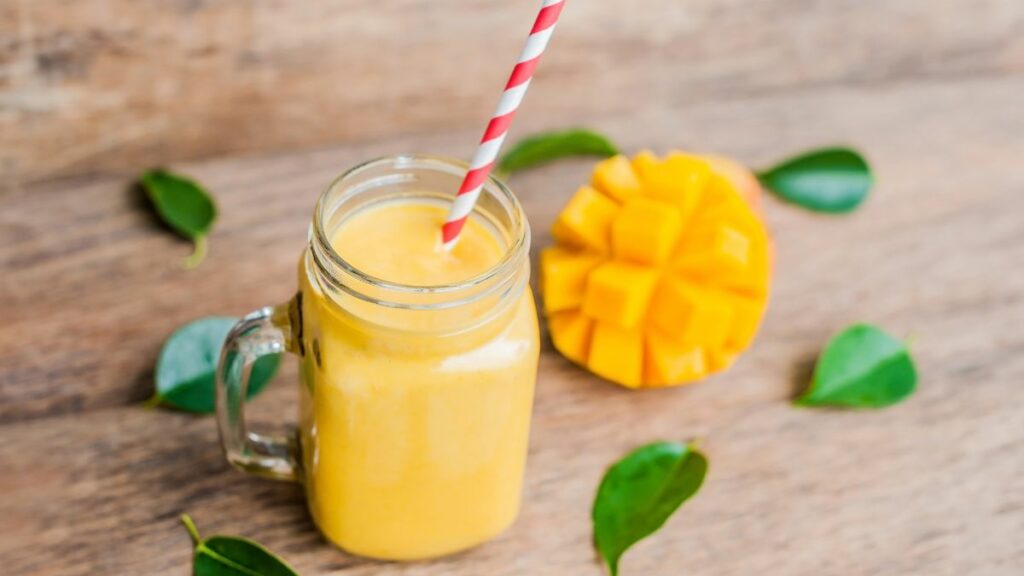 Aunque los jugos y batidos son deliciosos, los médicos recomiendan comer el mango.