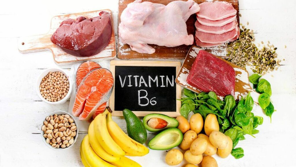 La vitamina B6  la obtenemos de nueces, germen de trigo, chícharos, riñones, hígado de res, pescado, zanahorias, pollo, huevo y levadura de cerveza.